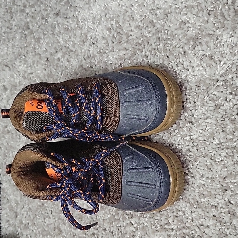 Toddler Size 7 OshKosh Boy shoes